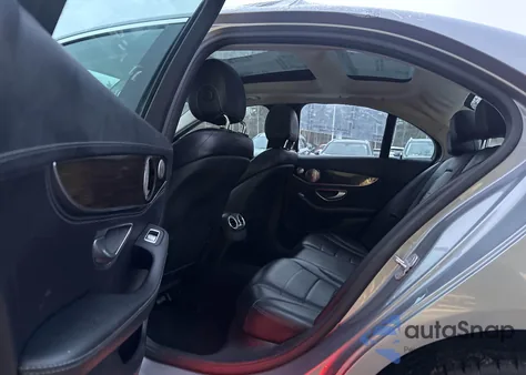 2015 Mercedes-Benz C 300 4Matic z USA, uszkodzony, nr VIN 55SWF4KB8FU029768